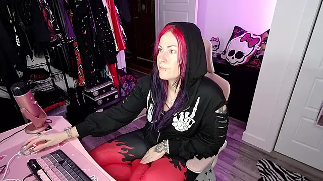 Snapshot of gennyrock chatting on 10.22.25 gennyrock online show from 10.22.25