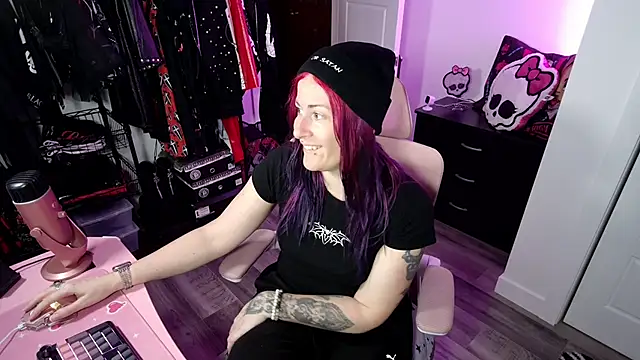 Snapshot of gennyrock chatting on 10.26.25 gennyrock online show from 10.26.25