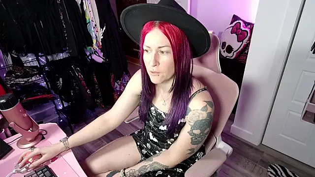 Snapshot of gennyrock chatting on 11.01.25 gennyrock online show from 11.01.25