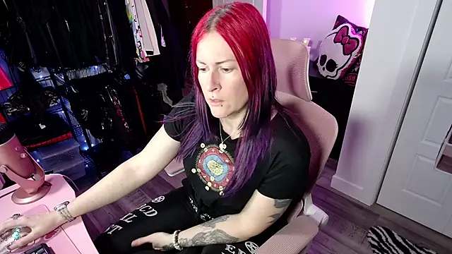 Snapshot of gennyrock chatting on 11.12.25 gennyrock online show from 11.12.25