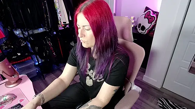 Snapshot of gennyrock chatting on 11.13.25 gennyrock online show from 11.13.25