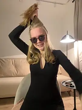 Snapshot of Little_Forest_ELF chatting on 10.15.25 Little Forest ELF online show from 10.15.25