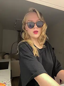 Snapshot of Little_Forest_ELF chatting on 10.17.25 Little Forest ELF online show from 10.17.25