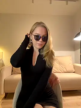 Snapshot of Little_Forest_ELF chatting on 10.26.25 Little Forest ELF online show from 10.26.25