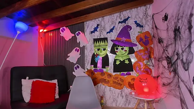 Snapshot of chloe_blue chatting on 10.31.25 chloe blue online show from 10.31.25