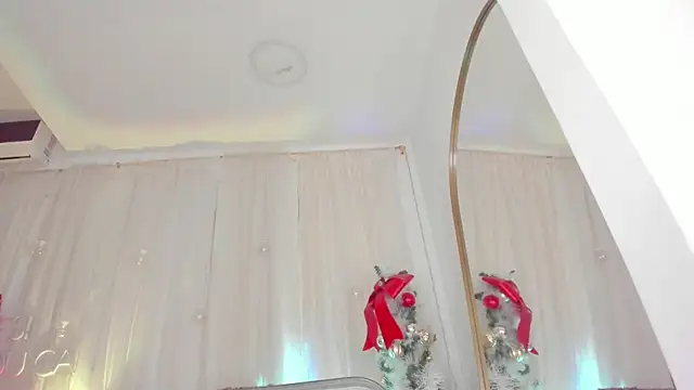 Petite Lucie online show from 12.22.24