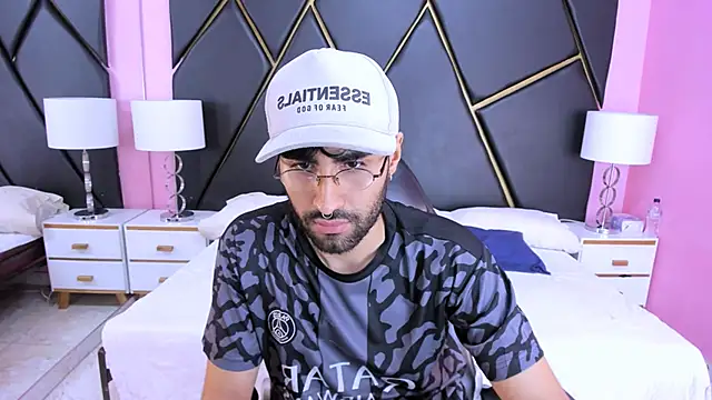 Snapshot of MilanZaire chatting on 11.07.25 MilanZaire online show from 11.07.25