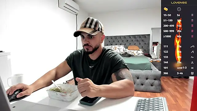 Snapshot of supermanboy94 chatting on 10.06.25 supermanboy94 online show from 10.06.25