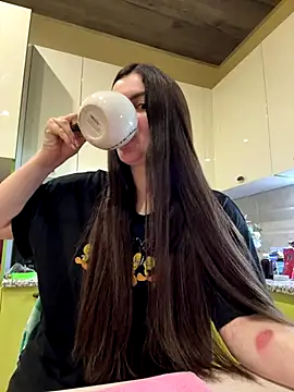 Snapshot of Karolina_llove chatting on 10.27.25 Karolina llove online show from 10.27.25