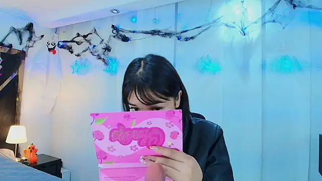 Snapshot of lina_bedoya_ chatting on 10.30.25 lina bedoya online show from 10.30.25