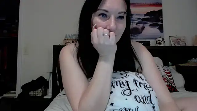 Snapshot of CrystalLakeXO chatting on 10.04.25 CrystalLakeXO online show from 10.04.25