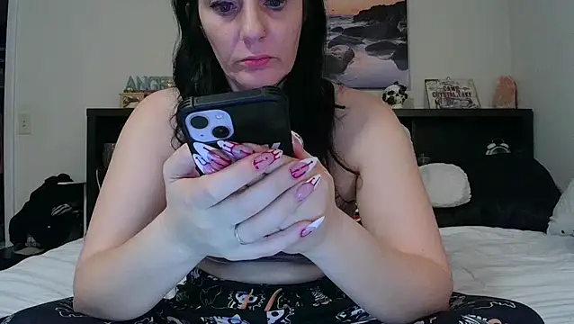 Snapshot of CrystalLakeXO chatting on 10.07.25 CrystalLakeXO online show from 10.07.25