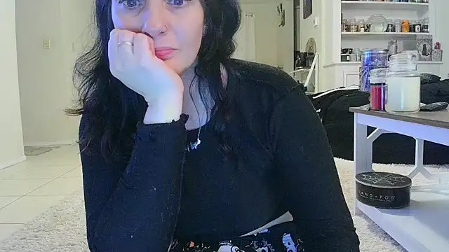 Snapshot of CrystalLakeXO chatting on 10.08.25 CrystalLakeXO online show from 10.08.25