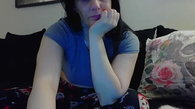 Snapshot of CrystalLakeXO chatting on 10.10.25 CrystalLakeXO online show from 10.10.25