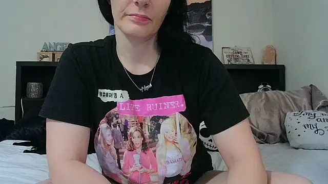 Snapshot of CrystalLakeXO chatting on 10.11.25 CrystalLakeXO online show from 10.11.25