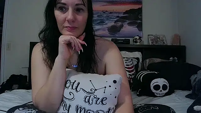 Snapshot of CrystalLakeXO chatting on 10.12.25 CrystalLakeXO online show from 10.12.25