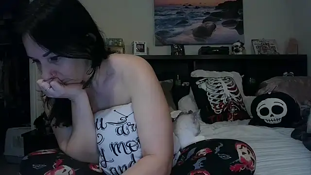 Snapshot of CrystalLakeXO chatting on 10.14.25 CrystalLakeXO online show from 10.14.25