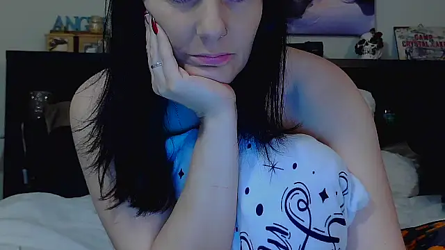 Snapshot of CrystalLakeXO chatting on 11.01.25 CrystalLakeXO online show from 11.01.25