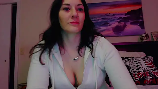 Snapshot of CrystalLakeXO chatting on 11.05.25 CrystalLakeXO online show from 11.05.25