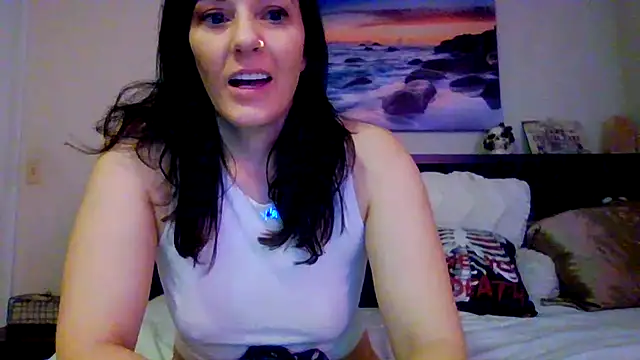 Snapshot of CrystalLakeXO chatting on 11.08.25 CrystalLakeXO online show from 11.08.25