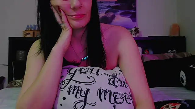 Snapshot of CrystalLakeXO chatting on 11.12.25 CrystalLakeXO online show from 11.12.25