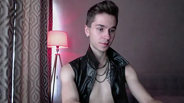 Snapshot of Joseph__Quinn chatting on 10.03.25 Joseph Quinn online show from 10.03.25