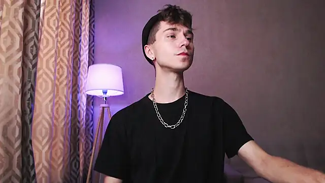 Snapshot of Joseph__Quinn chatting on 10.08.25 Joseph Quinn online show from 10.08.25