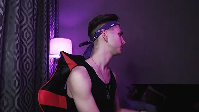 Snapshot of Joseph__Quinn chatting on 10.15.25 Joseph Quinn online show from 10.15.25