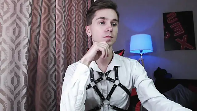 Snapshot of Joseph__Quinn chatting on 11.07.25 Joseph Quinn online show from 11.07.25