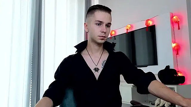 Joseph  Quinn online show from 04.11.26