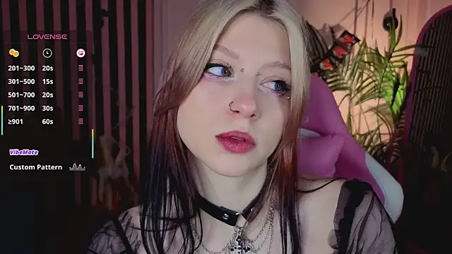 Snapshot of arielabradberry chatting on 10.24.25 arielabradberry online show from 10.24.25