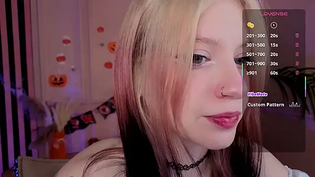 Snapshot of arielabradberry chatting on 10.31.25 arielabradberry online show from 10.31.25