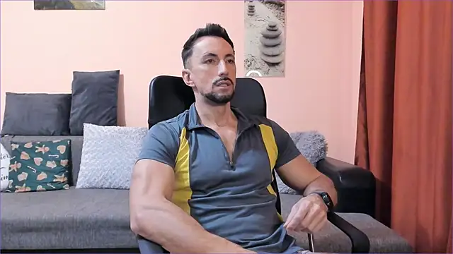 Snapshot of HotHunkTrainer chatting on 01.05.25 HotHunkTrainer online show from 01.05.25