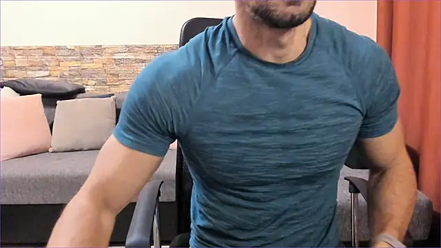 Snapshot of HotHunkTrainer chatting on 10.07.25 HotHunkTrainer online show from 10.07.25