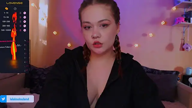 Snapshot of lala_loulou_land chatting on 10.18.25 lala loulou land online show from 10.18.25