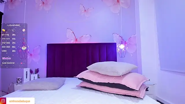 Snapshot of AnthonelaDuque chatting on 03.10.25 AnthonelaDuque online show from 03.10.25