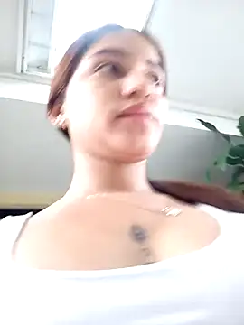 Snapshot of AnthonelaDuque chatting on 10.03.25 AnthonelaDuque online show from 10.03.25