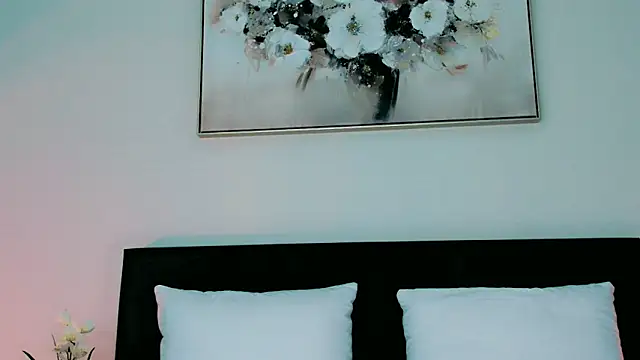 Snapshot of oh-my-mia chatting on 10.04.25 oh-my-mia online show from 10.04.25