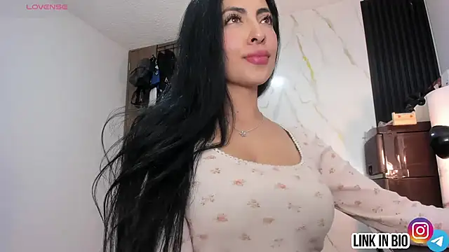 Snapshot of Sophy_diamonds chatting on 07.18.26 Sophy diamonds online show from 07.18.26
