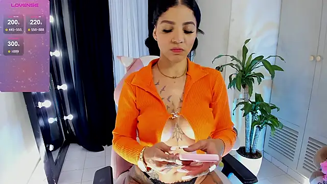 EmmaRusellx online show from 10.28.25