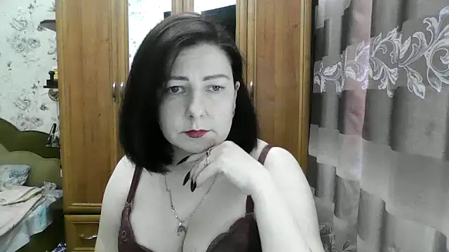 Snapshot of SophieNightAh chatting on 10.11.25 SophieNightAh online show from 10.11.25