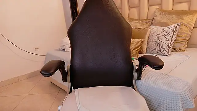 Snapshot of lia_mariana chatting on 10.20.25 lia mariana online show from 10.20.25