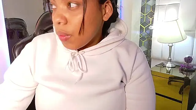 Snapshot of lia_mariana chatting on 10.25.25 lia mariana online show from 10.25.25