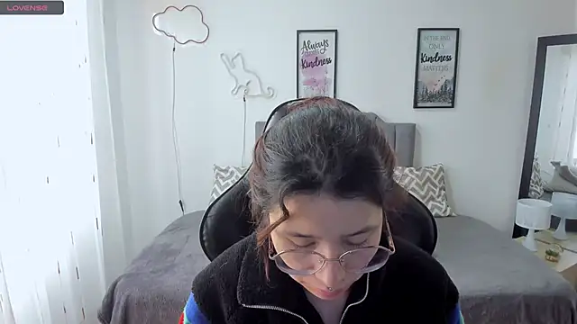 Snapshot of Amy_joones chatting on 10.22.25 Amy joones online show from 10.22.25