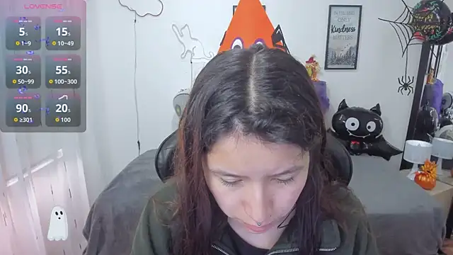 Snapshot of Amy_joones chatting on 10.31.25 Amy joones online show from 10.31.25