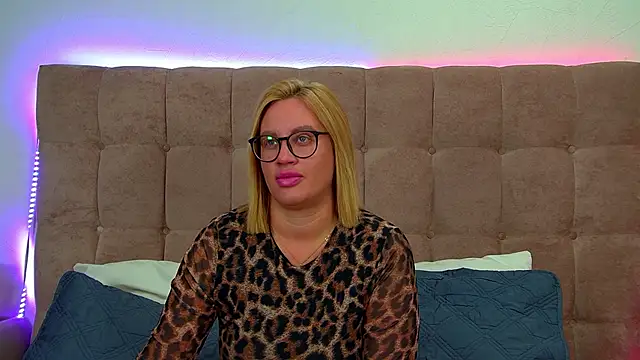 MariaNeumann online show from 10.22.25