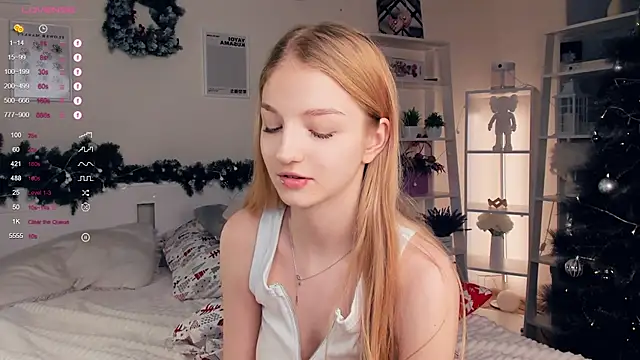 Snapshot of YuNabif chatting on 12.28.24 YuNabif online show from 12.28.24