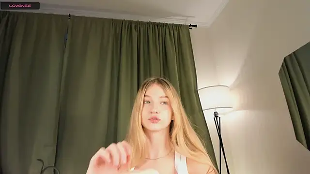 Snapshot of YuNabif chatting on 09.21.25 YuNabif online show from 09.21.25