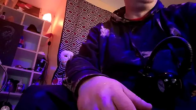 Snapshot of Mic_Oxinner chatting on 10.02.25 Mic Oxinner online show from 10.02.25