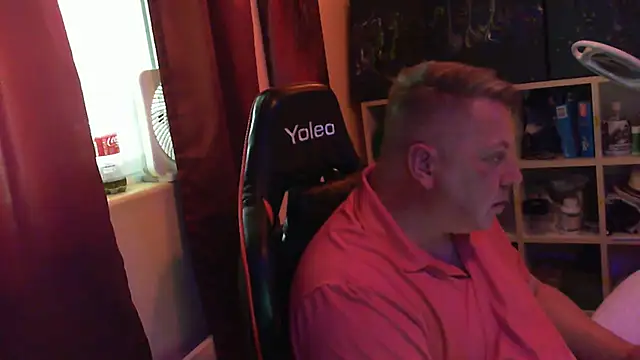 Snapshot of Mic_Oxinner chatting on 10.04.25 Mic Oxinner online show from 10.04.25